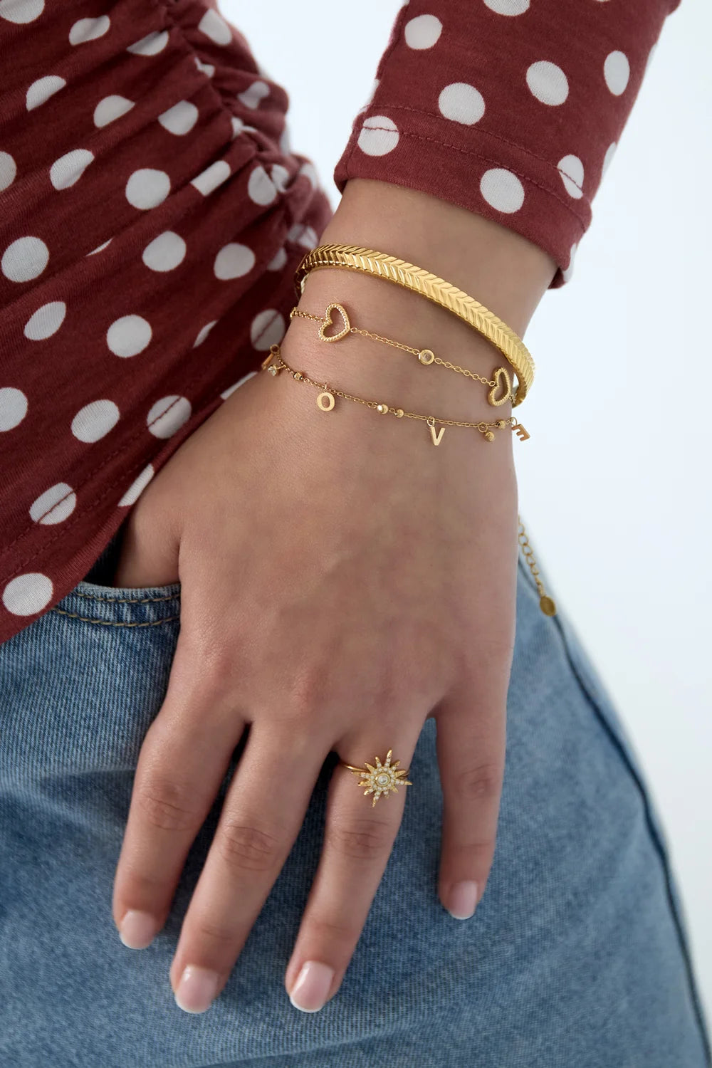 "Amour Épeler" Delicate 'LOVE' Charm Bracelet
